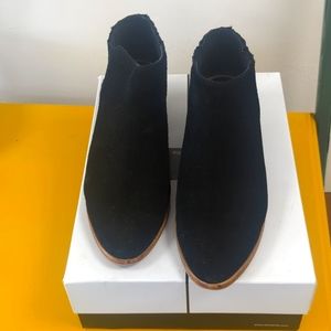 dolce vita size 8.5 black suede booties